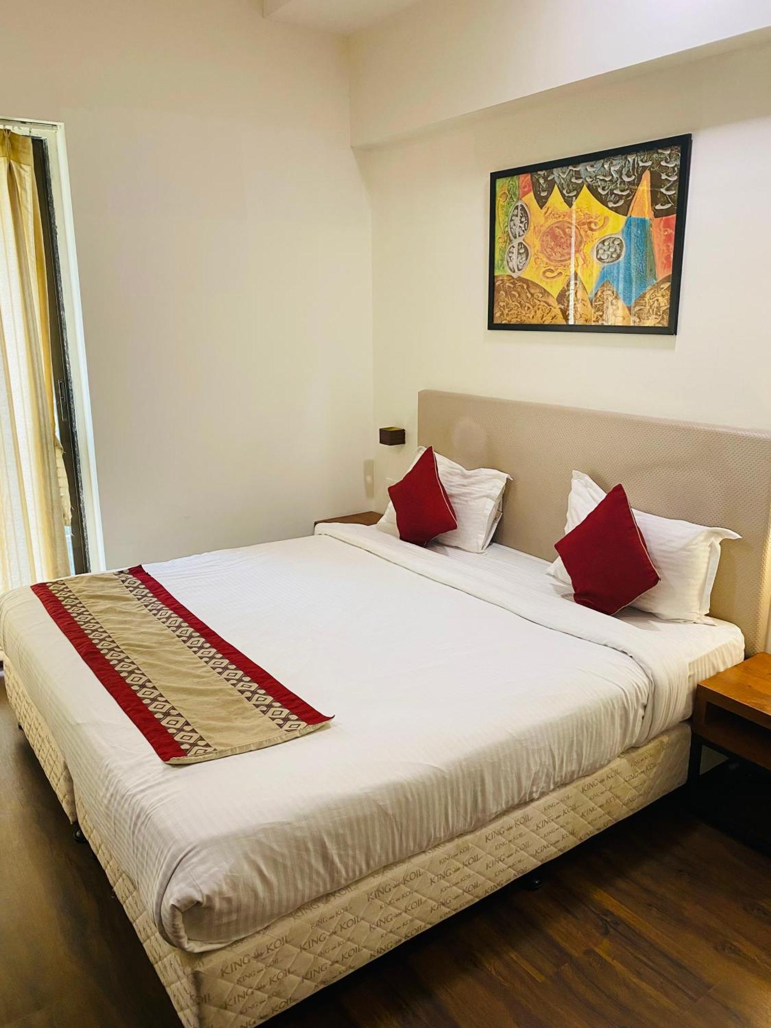 Mumbai House Luxury Apartments Santacruz East, Mumbai  Buitenkant foto