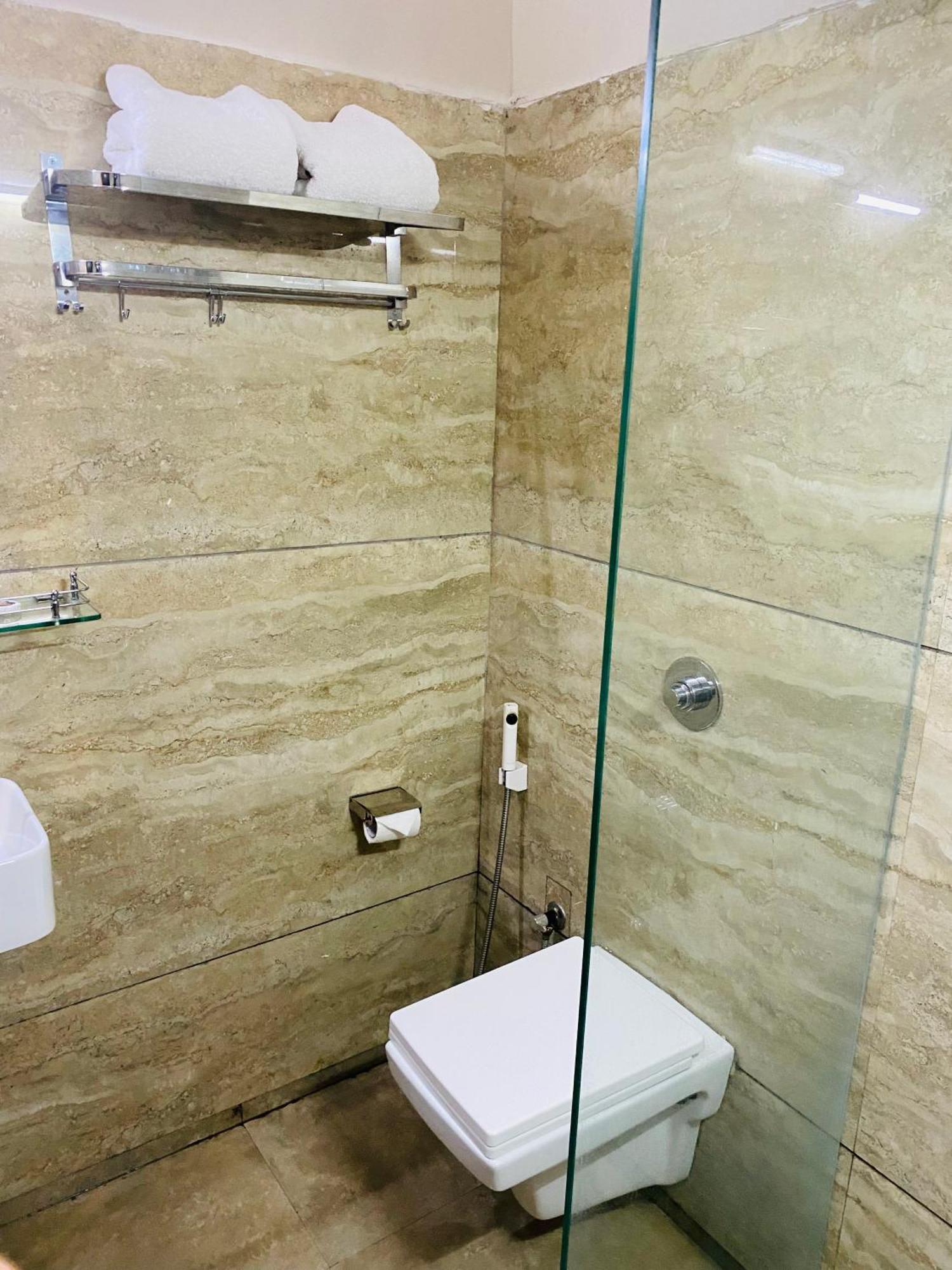 Mumbai House Luxury Apartments Santacruz East, Mumbai  Buitenkant foto
