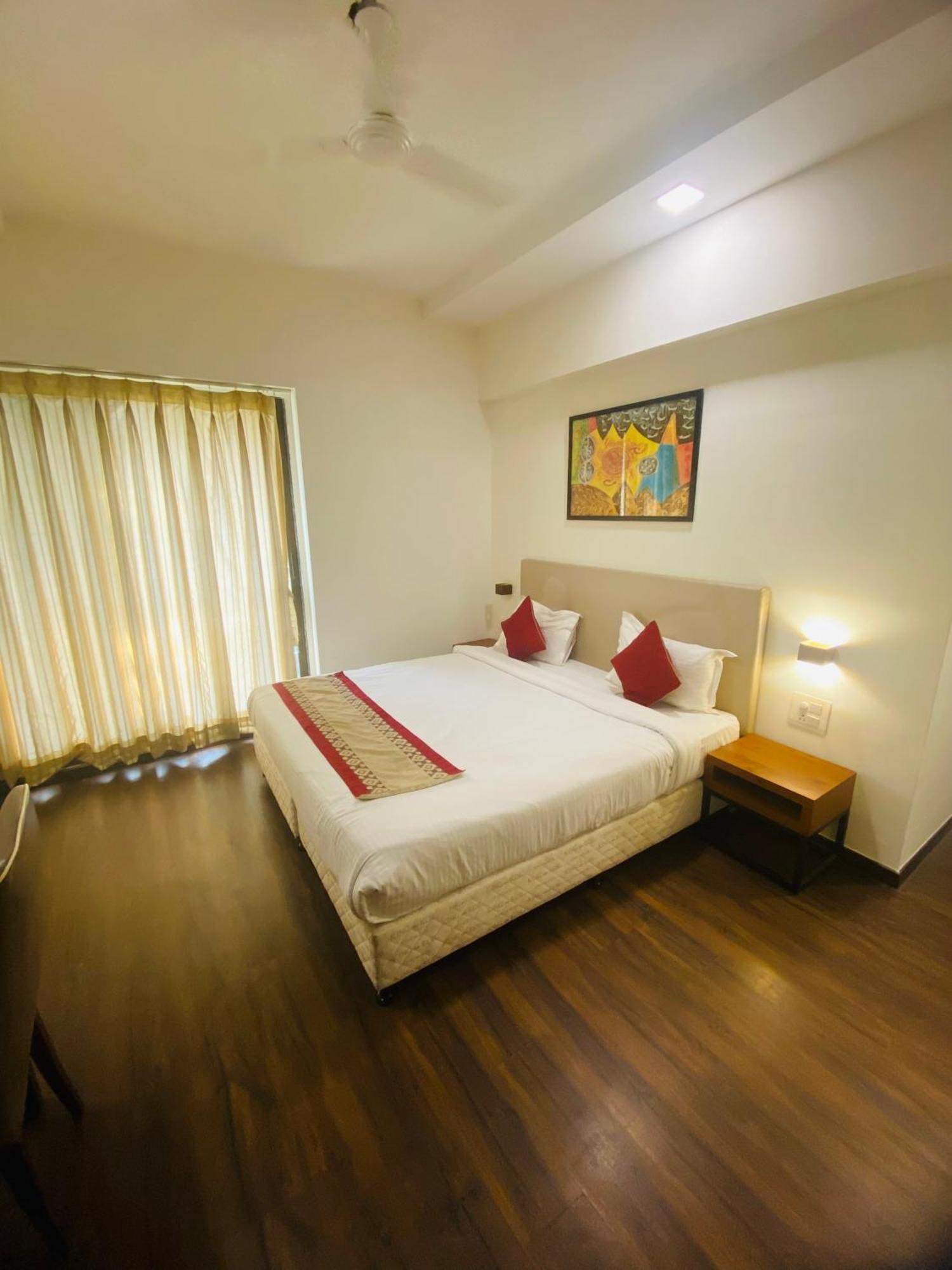 Mumbai House Luxury Apartments Santacruz East, Mumbai  Buitenkant foto