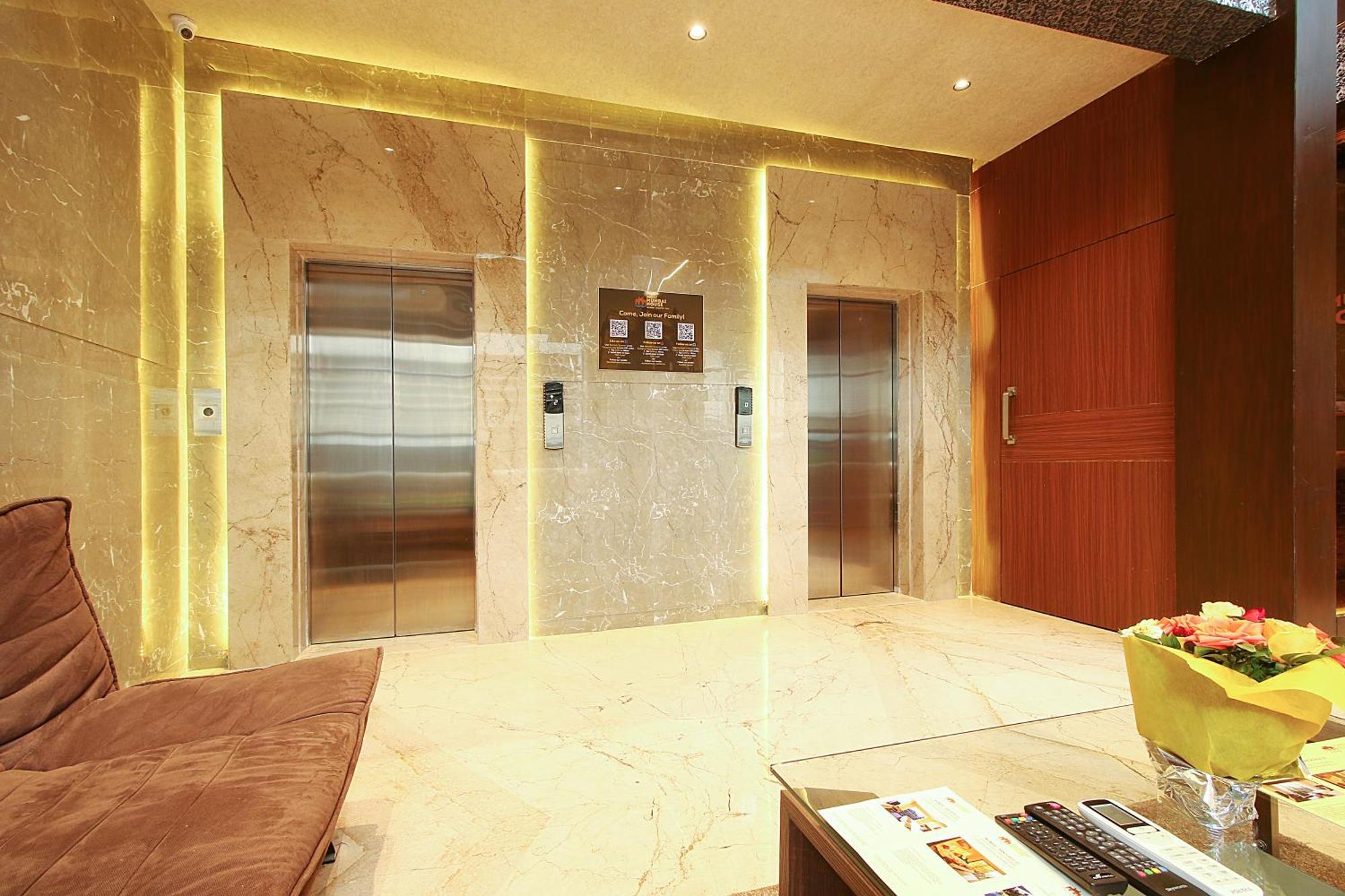 Mumbai House Luxury Apartments Santacruz East, Mumbai  Buitenkant foto