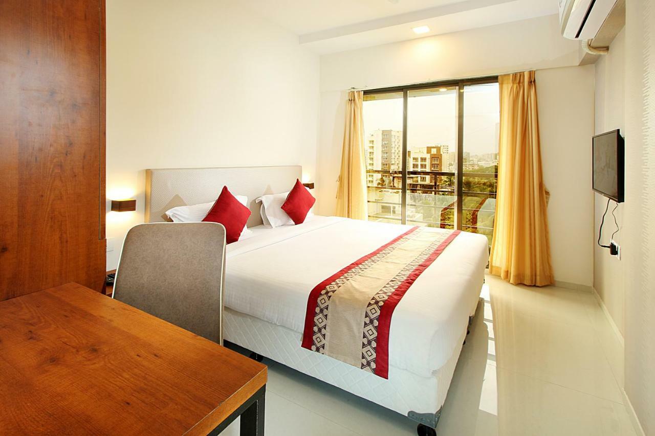 Mumbai House Luxury Apartments Santacruz East, Mumbai  Buitenkant foto