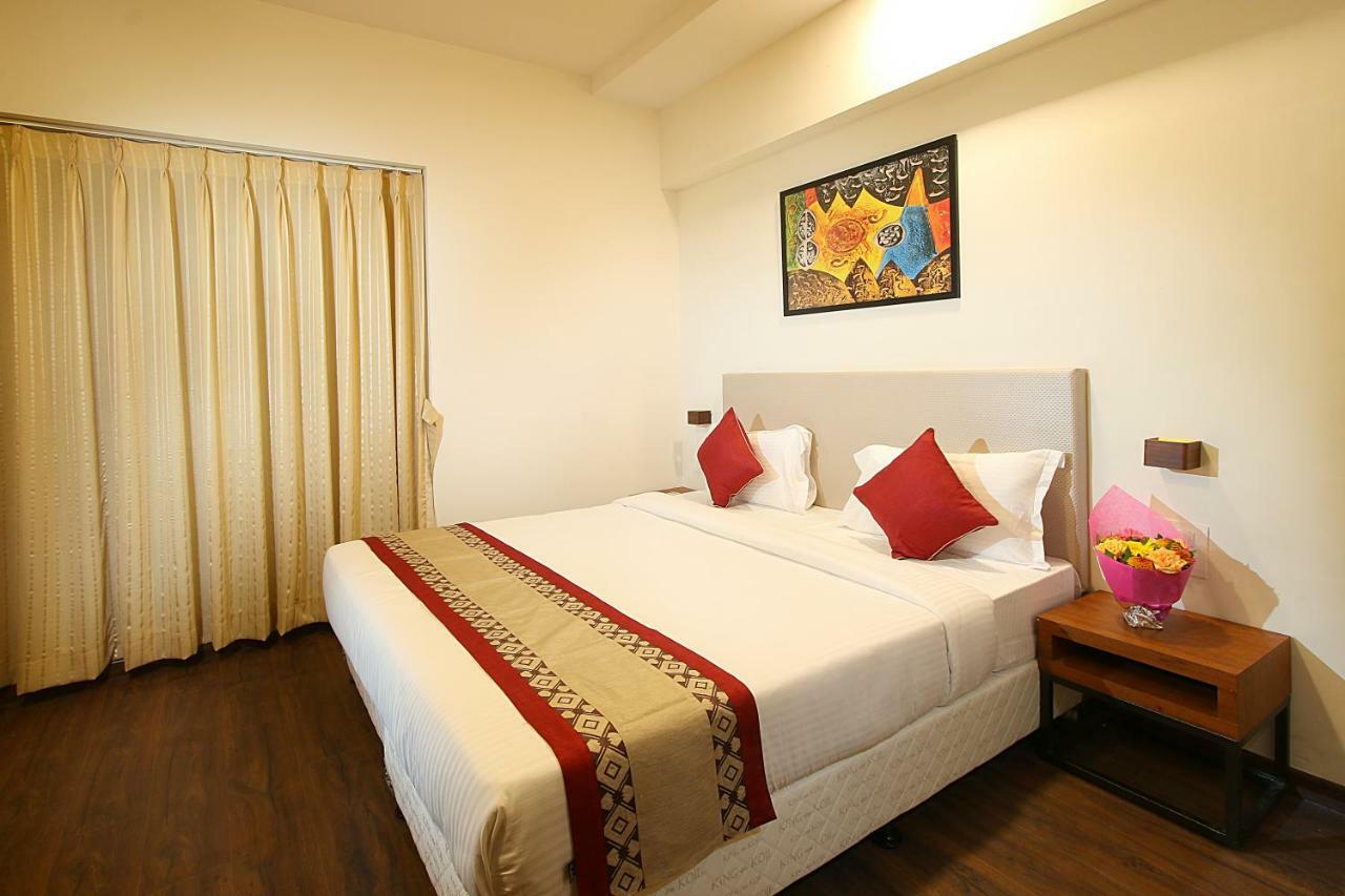 Mumbai House Luxury Apartments Santacruz East, Mumbai  Buitenkant foto