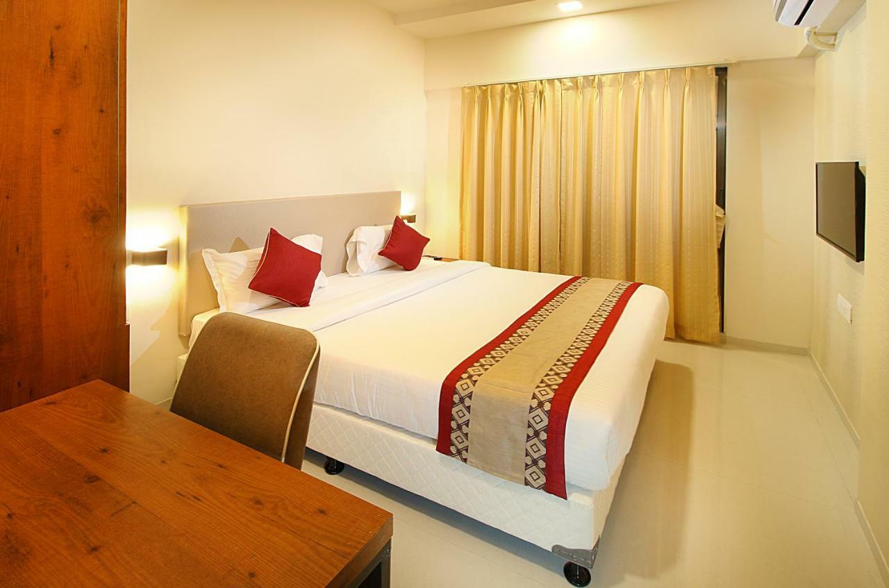 Mumbai House Luxury Apartments Santacruz East, Mumbai  Buitenkant foto